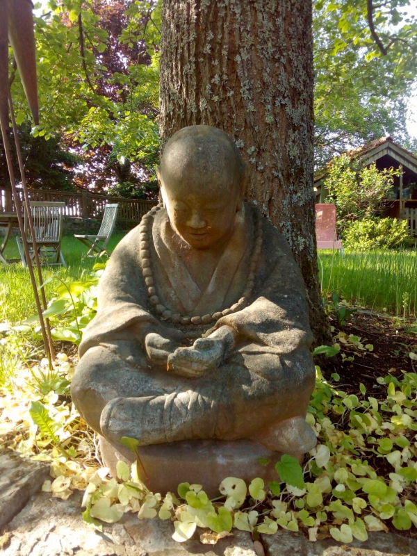Buddhafigur sitzend vor Baum - Psycholge Esslingen